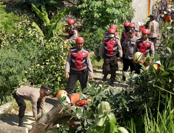 Tanggap Bencana, Polres Tuban Tangani Dampak Angin Puting Beliung